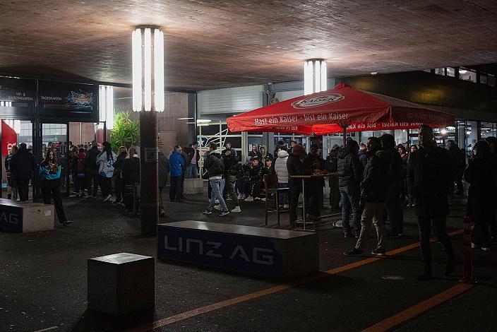 Fans strömen in die Halle, Steinbach Black Wings Linz vs HCB Südtirol Alperia, Viertelfinale, 4. Runde ICE Hockey League, Steinbach Black Wings Linz, Linz AG Eisarena 