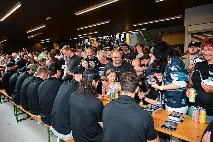 Riesen Begeisterung der Fans bei der Spielervorstellung (Steinbach Black Wings Linz) Erstes Eistraining, Steinbach Black Wings Linz , Linz AG Eisarena 