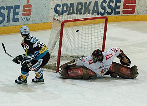 #19 Rob Shearer, Liwest Black Wings Linz bezwingt die #33 Robert Kristan, im Tor des HK Acroni Jesenice im Penalty Shoot out.