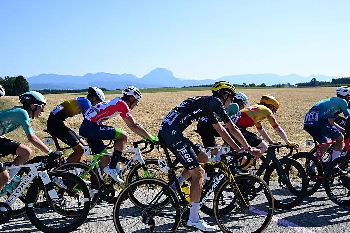 das Peloton vor dem Traunstein 2. Etappe,  51. Int. Oberösterreich Junioren Rundfahrt, Eberstalzell - Eberstalzell