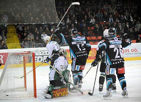 #15 Matthias Iberer, Stuermer, EHC Liwest Black Wings Linz jubelt ueber den Treffer zum 1 zu 3.