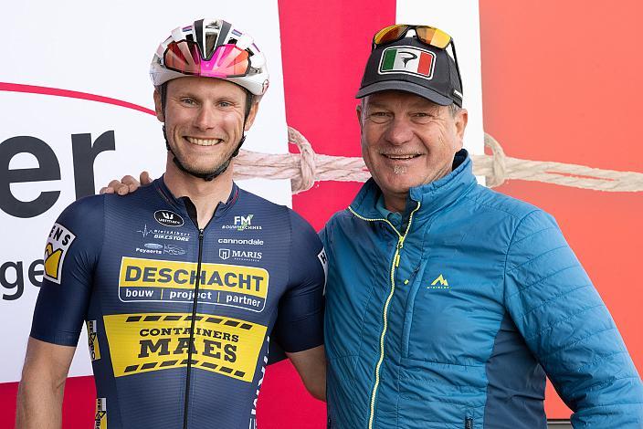 Corne van Kessel (NED, Team Deschacht - Group Hens-Containers Maes), Walter Ameshofer (LRV OÖ Vize Präsident)  2. Etappe Wels - Bad Leonfelden, Int. Raiffeisen Oberösterreich Rundfahrt UCI Kat. 2.2