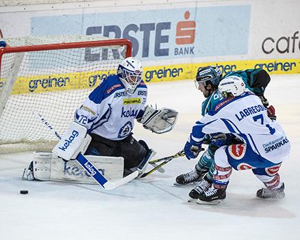 Joel Broda (EHC Liwest Black Wings Linz) vor Lukas Herzog (EC VSV), EHC Liwest Black Wings Linz vs EC VSV