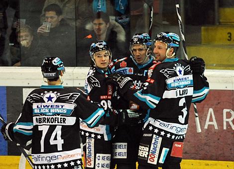 Die Linzer jubeln ueber das Tor von der #90 Patrick Maier, Stuermer, EHC Liwest Black Wings Linz.