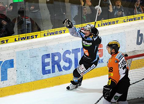 Markus Schlacher Liwest Black Wings Linz jubelt vs. Moser Medical Graz 99ers