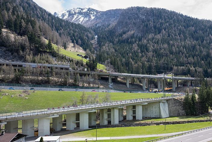 Das Peleton in der Abfahrt vom Brennerpass  46. Tour of the Alps, 1. Etappe, Reith im Alpbachtal - Ritten 165.2km