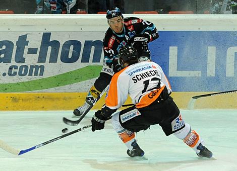 #20 Brad Purdie, Stuermer, EHC Liwest Black Wings Linz spielt den Pass zur Mitte.