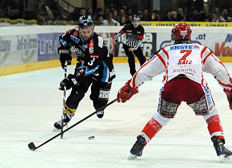 #3 Ray DiLauro, Verteidiger, Liwest Black Wings Linz im Duell mit der #7 Herbert Ratz, KAC.