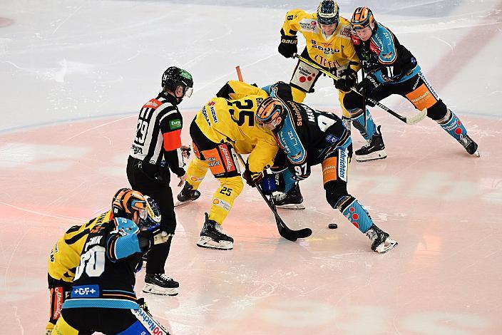  Luka Maver (Steinbach Black Wings Linz), Brodi Stuart (Steinbach Black Wings Linz), Jeremy Gregoire (spusu Vienna Capitals)  Win2Day ICE Hockey League,  Steinbach Black Wings Linz vs Spusu Vienna Capitals,  Linz AG Eisarena 