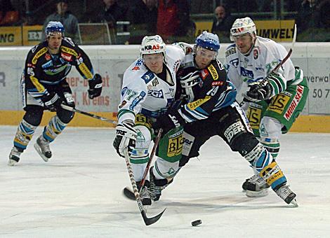 #79 Gregor Baumgartner, Liwest Black Wings Linz im Duell mit dem Finnen #71 Pasi Petrilaeinen, HDD ZM Olimpija Ljubljana.