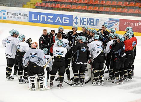 Trainer Rob Daum vor den Spielern des EHC Liwest Black Wings. 