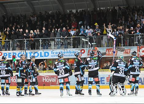 Die Black Wings feiern den 3 zu 2 Sieg ueber den VSV, mit den Fans.