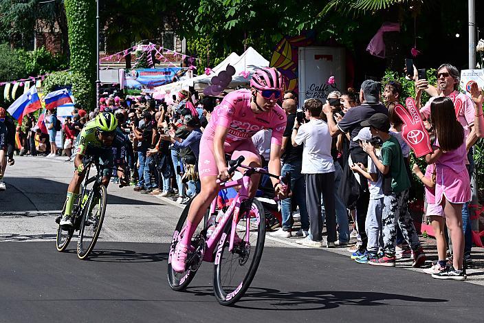 Tadej Pogacar (SLO, UAE Team Emirates) im Rosa Terikot des Gesamtführenden des 107. Giro d Italia, Stage 20, Alpago - Bassano del Grappa, km 184