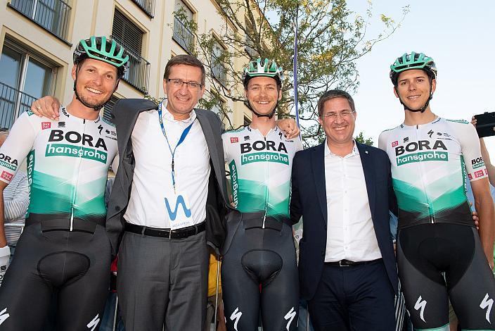 Lukas Pöstlberger (AUT, Bora - Hansgrohe), Wirtschafts- und Sport-Landesrat Markus Achleitner (Oberösterreich), Felix Grossschartner (AUT, Bora - Hansgrohe), Bürgermeister Dr. Andreas Rabl, Wels , Patrick Gamper (AUT, Bora - Hansgrohe). Innenstadtkriterium Wels, Radsport, Kriterium