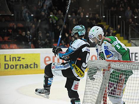 EHC Liwest Black Wings Linz vs. HDD Tilia Olimpija Ljubljana, Danny Irmen, Linz feiert sein Tor gegen Laibach 