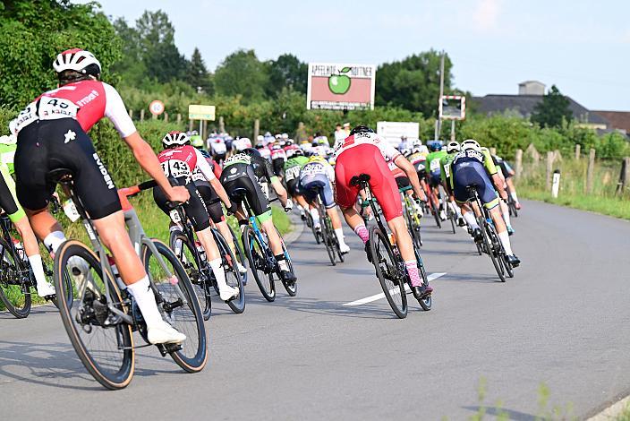 Das Peloton in der Abfahrt vom Mistelbacher Berg, 1. Etappe Marchtrenk  - Marchtrenk, Int. Oberösterreichische Versicherung OÖ Junioren Oberösterreich Rundfahrt