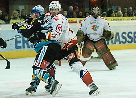 #19 Rob Shearer, Stuermer, EHC Liwest Black Wings im Duell mit der #17 Jurij Golicic, HK Acroni Jesenice.