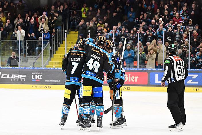 Die Steinbach Black Wings Linz feiern das Tor zum 4 zu 3 Overtimesieg durch Shawn St.Amant (Steinbach Black Wings Linz)  Win2Day ICE Hockey League,  Steinbach Black Wings Linz vs Spusu Vienna Capitals,  Linz AG Eisarena