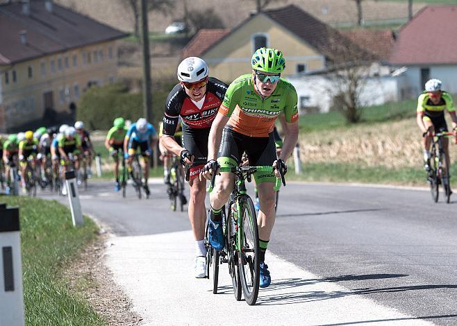 Dominik Hrinkow (AUT, Hrinkow Advarics Cycleang Team), Maximilian Kuen (AUT, My Bike Stevens), Das Hauptfeld beim Kirschbluetenrennen