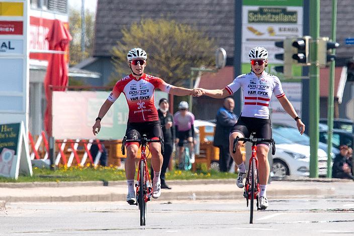 Damen Siegerpodest v.r. 2. Platz Kathrin Schweinberger (AUT ÖAMTC Radclub Tirol), Siegerin Christina Schweinberger (AUT ÖAMTC Radclub Tirol) Damen Radliga, 69. Kirschblütenrennen Wels, Oberösterreich