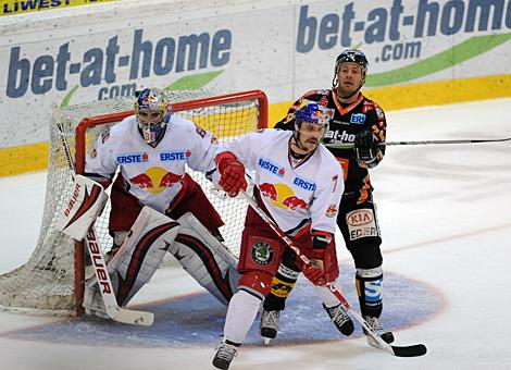 Markus Matthiasson Liwest Black Wings Linz vs vor dem Tor der Salzburger Tormann David Leneveu Kelsey Wilson EC Red Bull Salzburg