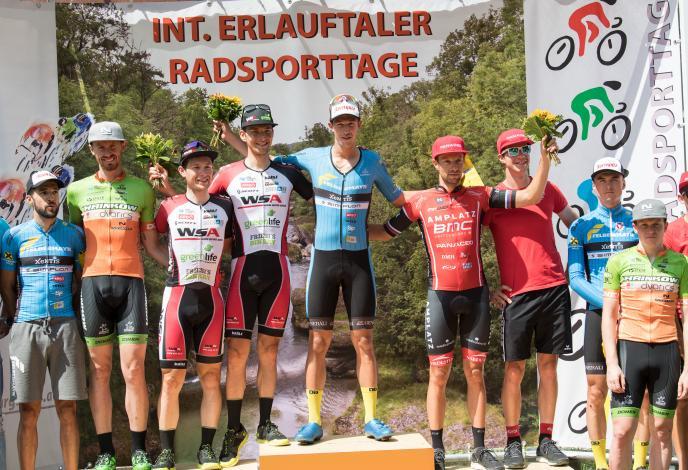 Das Siegerpodest, v.l. Markus Eibegger (AUT, Team Felbermayr Simplon Wels), Andreas Hofer (AUT, Hrinkow Advarics Cycleang Team), Timon Loderer (AUT, WSA-Greenlife), Jannik Steimle (GER, Team Felbermayr Simplon Wels), Matej Mugerli (SLO, Team Amplatz - BMC
