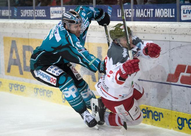 Jonathan D Aversa (EHC Liwest Black Wings Linz) und Brodie Reid (HCB Suedtirol Alperia)  EHC Liwest Black Wings Linz vs HCB Suedtirol Alperia 1. Viertelfinale