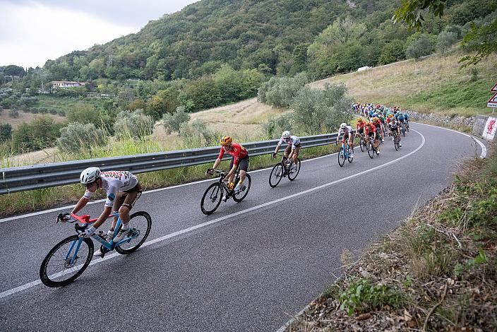 Das Peleton in der Abfahrt vom Anstieg La Rosina bei Marostica, Jordan Labrosse (FRA, AG2R Citroen Team), 3rd Veneto Classic UCI 1.1 Pro Bassano del Grappa