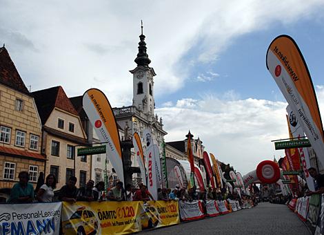 Viele Starter und Zuseher am Stadtplatz in Steyr.