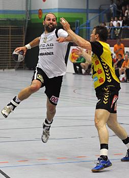  HLA, Semifinale, HC Linz AG vs A1 Bregenz Handball Uwe Schneider Linz beim Wurf, verteidigt von Andreas Varga, Bregenz