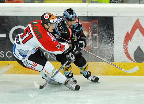 #47 Lars Helminen, Verteidiger, EHC Liwest Black Wings Linz im Duell mit dem Tiroler #51 Daniel Woger, HC Tiroler Wasserkraft Innsbruck.