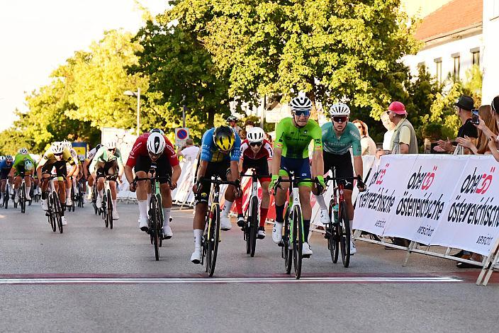 Etappensieger David Adam (SLO, Slowenien), 2. Platz  Elias Wändel (SWE, JEGG-SKIL-DJR9, 1. Etappe,  51. Int. Oberösterreich Junioren Rundfahrt, Marchtrenk - Marchtrenk