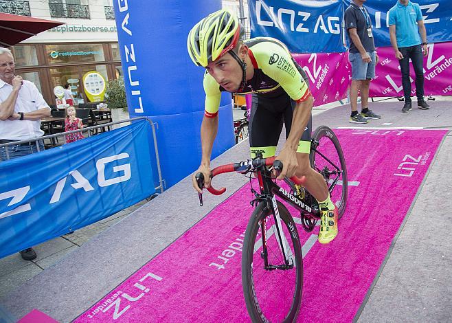 Jose Manuel Diaz Gallego (ESP, Team Vorarlberg Santic)  Linz Hauptplatz, Martinskirche,  Radsport 10. Int. OOE Rundfahrt Prolog