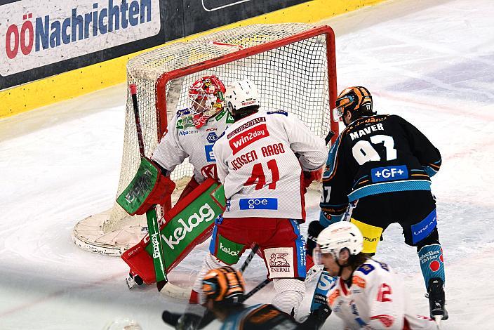 Luka Maver (Steinbach Black Wings Linz) vor Tormann Sebastian Dahm (EC KAC) Win2Day ICE Hockey League,  Steinbach Black Wings Linz vs EC KAC,  Linz AG Eisarena 