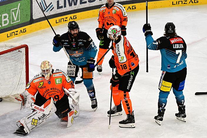 Die Steinbach Black Wings Linz feiern das Tor zum 1 zu 2 durch Brian Lebler (Steinbach Black Wings Linz), 52. Runde ICE, Steinbach Black Wings Linz vs Graz 99ers, Linz AG Eisarena