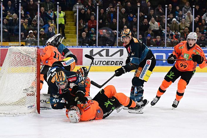 Logan Roe (Steinbach Black Wings Linz), Blaz Gregorc (Moser Medical Graz 99ers), Brian Lebler (Steinbach Black Wings Linz) Steinbach Black Wings Linz vs Moser Medical Graz 99ers , Linz AG Eisarena