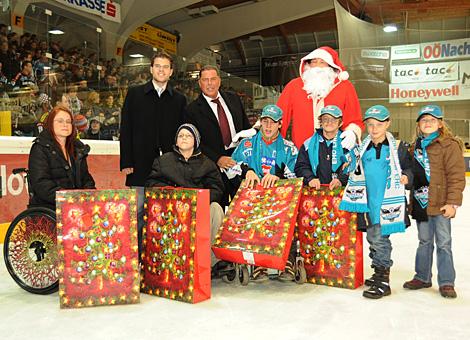 Geschenke vom Weihnachtsmann fuer treue Black Wings Fans.