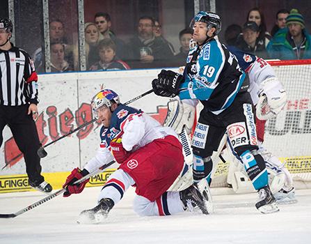 Andrew Jacob Kozek  (EHC Liwest Black Wings Linz) und Brian Fahey (EC Red Bull Salzburg), EC Red Bull Salzburg vs EHC Liwest Black Wings Linz 