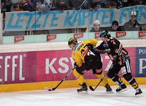 Brendan Buckley Liwest Black Wings Linz gegen Harald Ofner EV Vienna Capitals