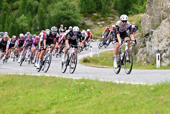 Alessandro Covi (ITA, UAE Team Emirates) führt das Peleoton in die Abfahrt vom Kühtai, 4. Etappe Innsbruck - Kühtai, 117,3km, 3500hm Tour of Austria