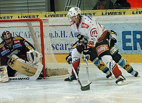 #58 Derek Bekar, Stuermer, HK Acroni Jesenice vor dem Linzer Tormann, #29 Juergen Penker, Liwest Black Wings Linz.