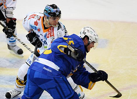 Daniel Oberkofler EHC Liwest Black Wings Linz und Eric Schneider EHC Muenchen