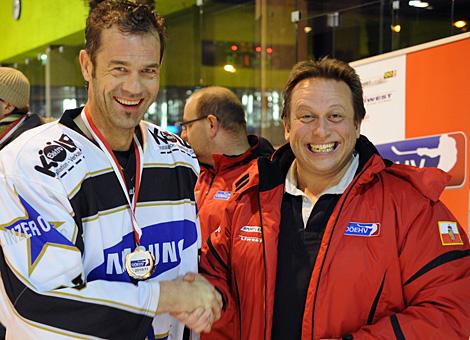 Platz 2 fuer die Oldies im Bild Bernd Damm und OOEEHV Praesident Christian Ladberg.