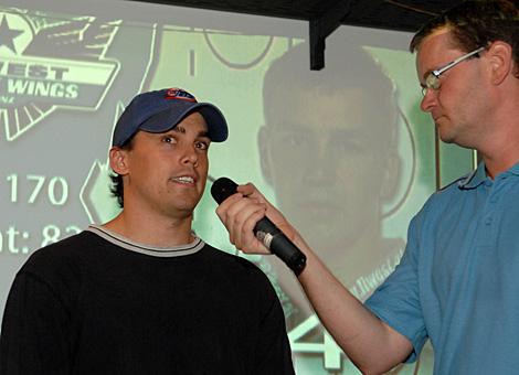 Hallensprecher Gerold Rachlinger interviewt den neuen Tormann Alex Westlund.
