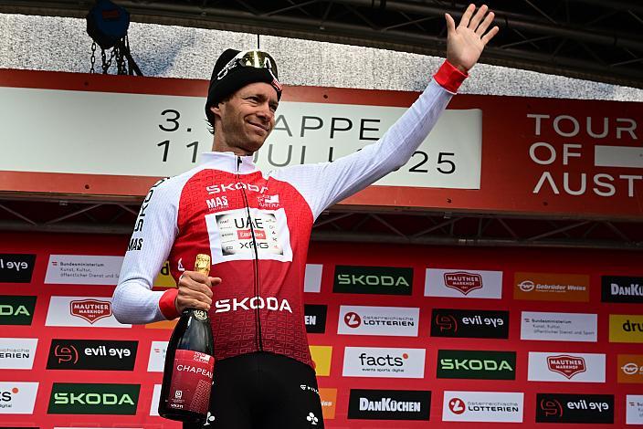 Im Roten Skoda Trikot des Gesamtführenden Felix Grossschartner (AUT, UAE Team Emirates - XRG) an der Seite von Isaac Del Toro (MEX, UAE Team Emirates - XRG),  , 3 Etappe, Tour of Austria