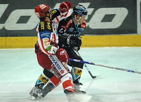 #63 Markus Schlacher, EHC Liwest Black Wings Linz und die #21 Manuel Geier, KAC im Zweikampf.