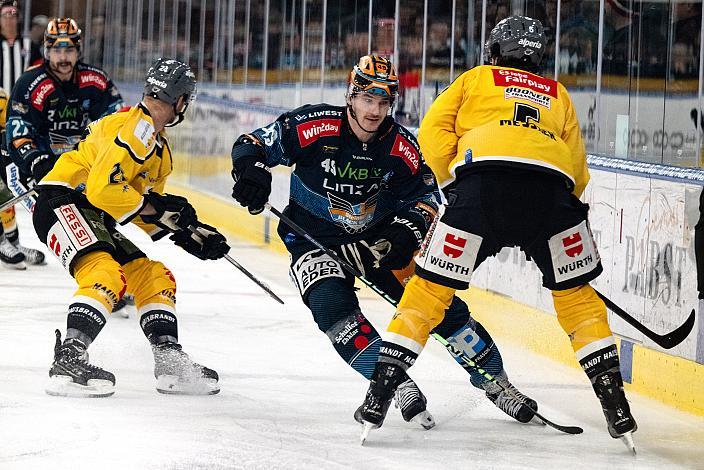 Graham Knott (Steinbach Black Wings Linz), Joel Messner (HC Pustertal Wölfe),Steinbach Black Wings Linz vs HC Pustertal Woelfe, ICE Eishockey Liga, Linz AG Eisarena