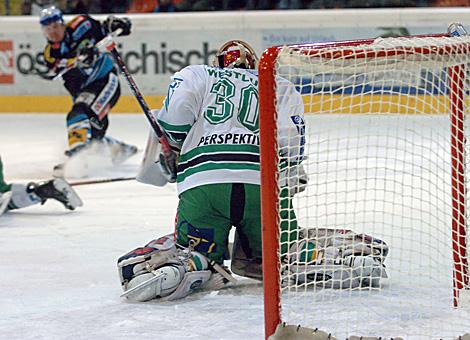 Ein Schuss von Rob Shearer, Liwest Black Wings, verfehlt knapp das Tor von Alex Westlund, Tormann, HDD ZM Olimpija Ljubljana.