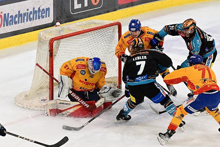 Brian Lebler (Steinbach Black Wings Linz) trifft zum 6 zu 5 gegen Tormann Justin Fazio (Migross Supermercati Asiago Hockey 1935),  Win2Day ICE Hockey League,  Steinbach Black Wings Linz vs  Migross Supermercati Asiago Hockey 1935,  Linz AG Eisarena 