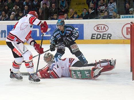 Fabio Hofer, Linz EHC vor Adam Munro, Innsbruck, Liwest Black Wings Linz vs HC TWK Innsbruck